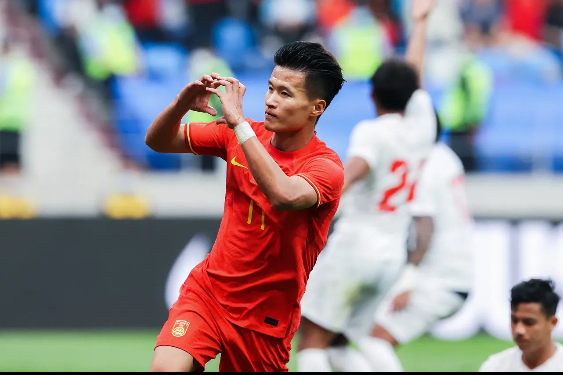 足球比赛将掀起轰动,球员们斗志昂扬! 足球比赛将掀起轰动,球员们斗志昂扬!