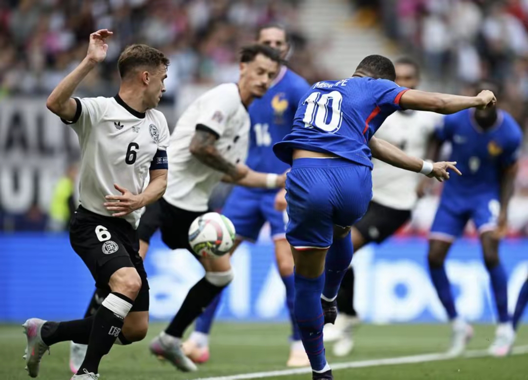 开云体育官网-足球巨头们在国际赛场上展开激烈较量