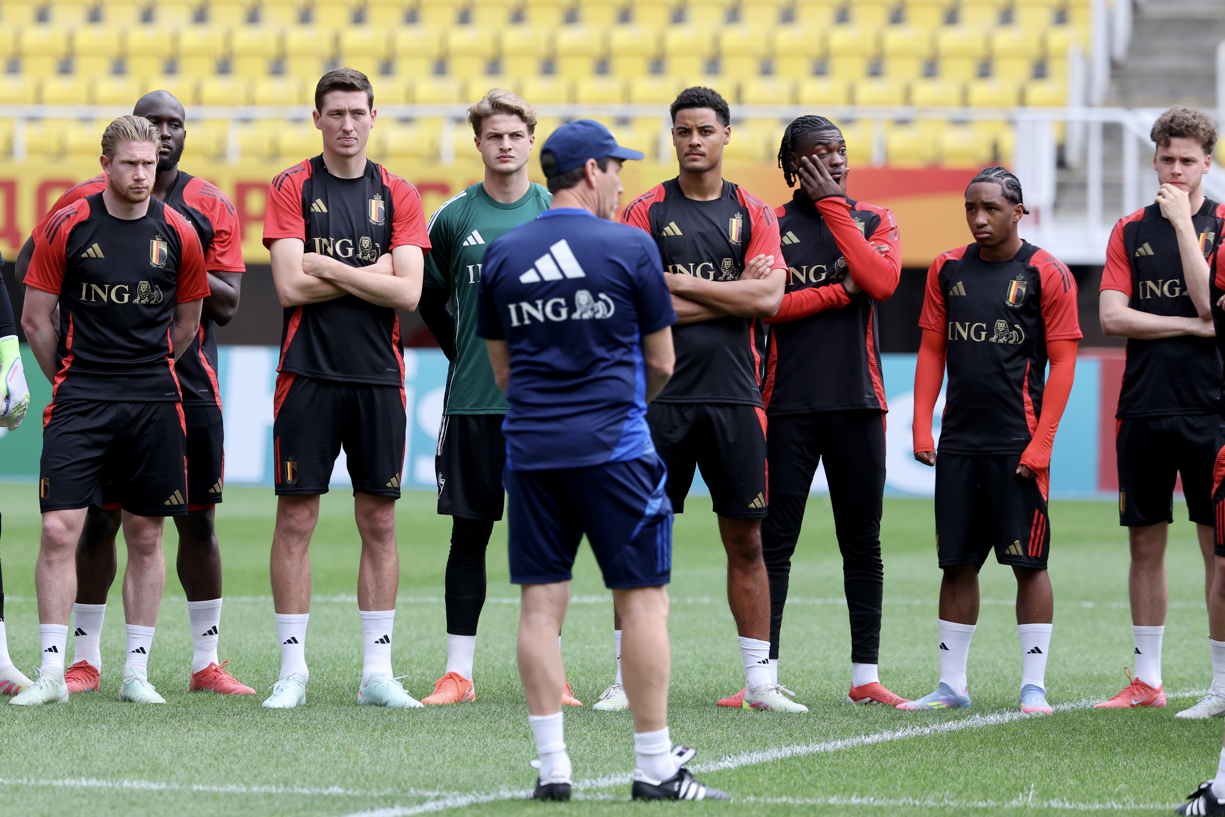 足球巨头们在国际赛场上展开激烈较量 足球巨头们在国际赛场上展开激烈较量