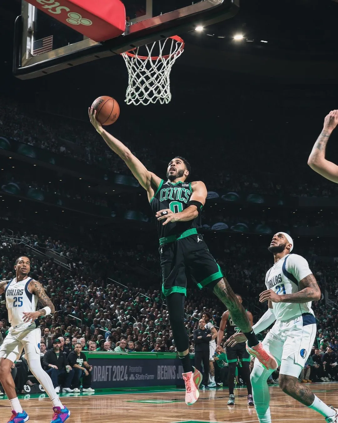 鹈鹕绝杀凯尔特人，塔图姆点燃赛场