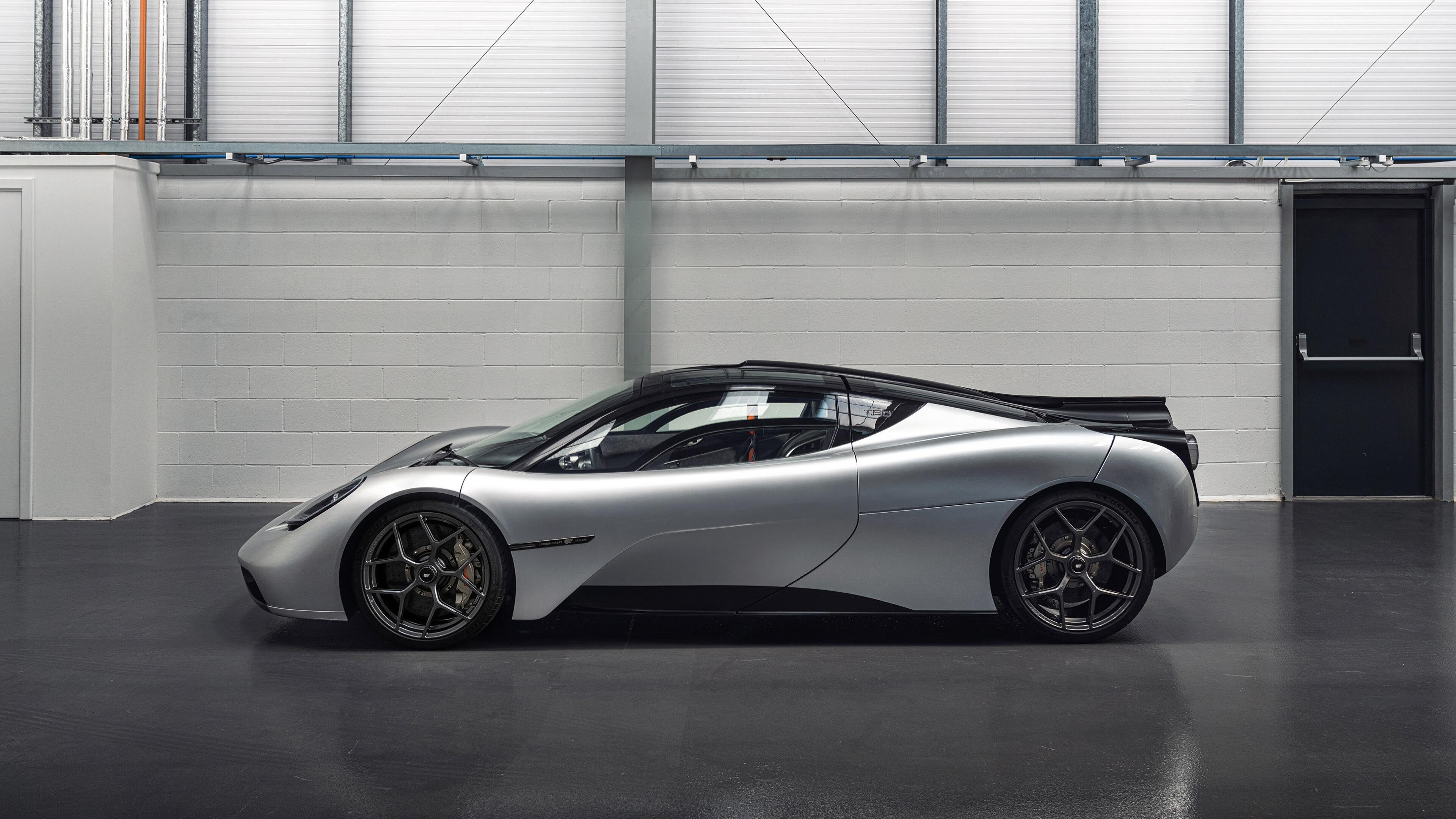 当足球巨星踩下F1油门,内马尔在赛道绝杀莱比锡红牛